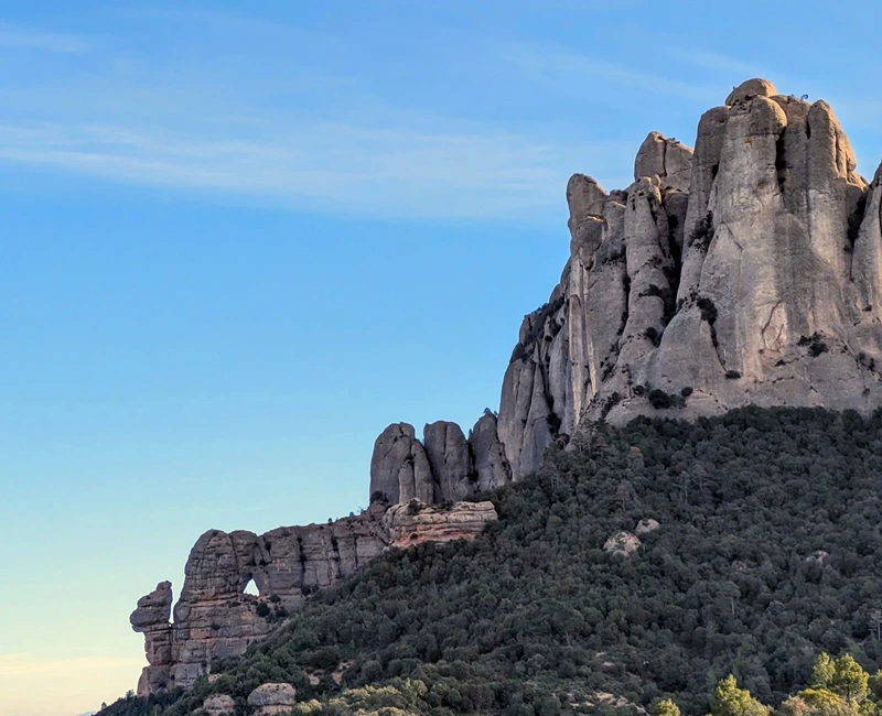La roca foradada y las agujas de Montserrat