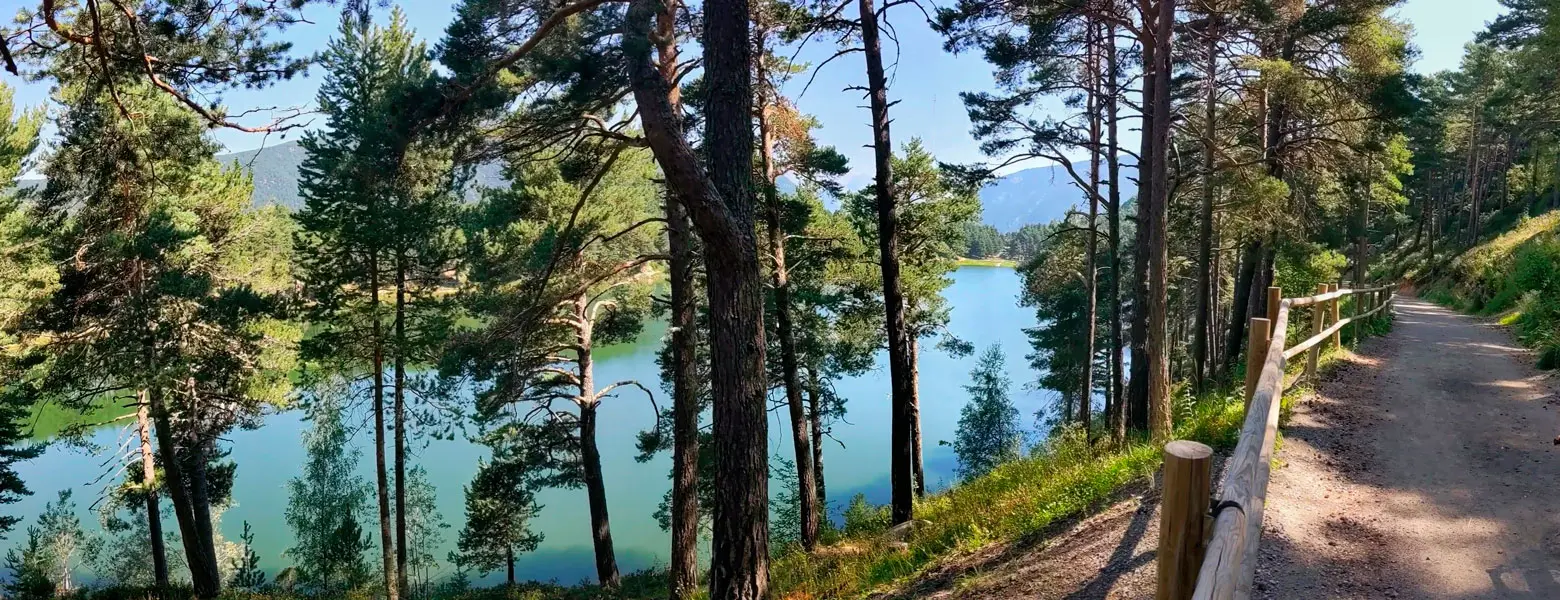 El Lago Engolasters por el camino de las Pardines