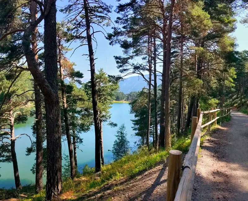 El Lago Engolasters por el camino de las Pardines