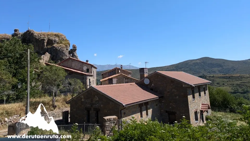 El pueblo de Adons visto desde la explanada